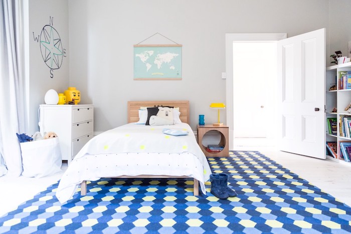 Photo de décoration chambre enfant avec mur gris clair et grand tapis bleu à motifs géométriques