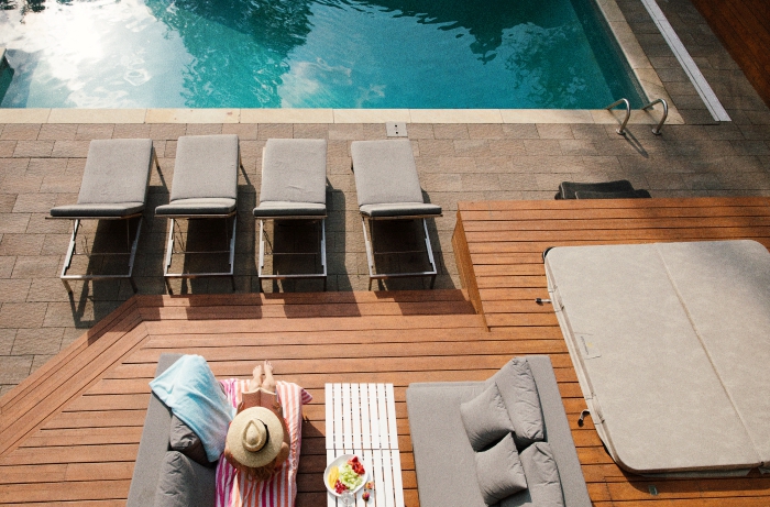 exemple comment décorer l'espace autour de la piscine, aménagement terrasse en bois avec meubles piscine