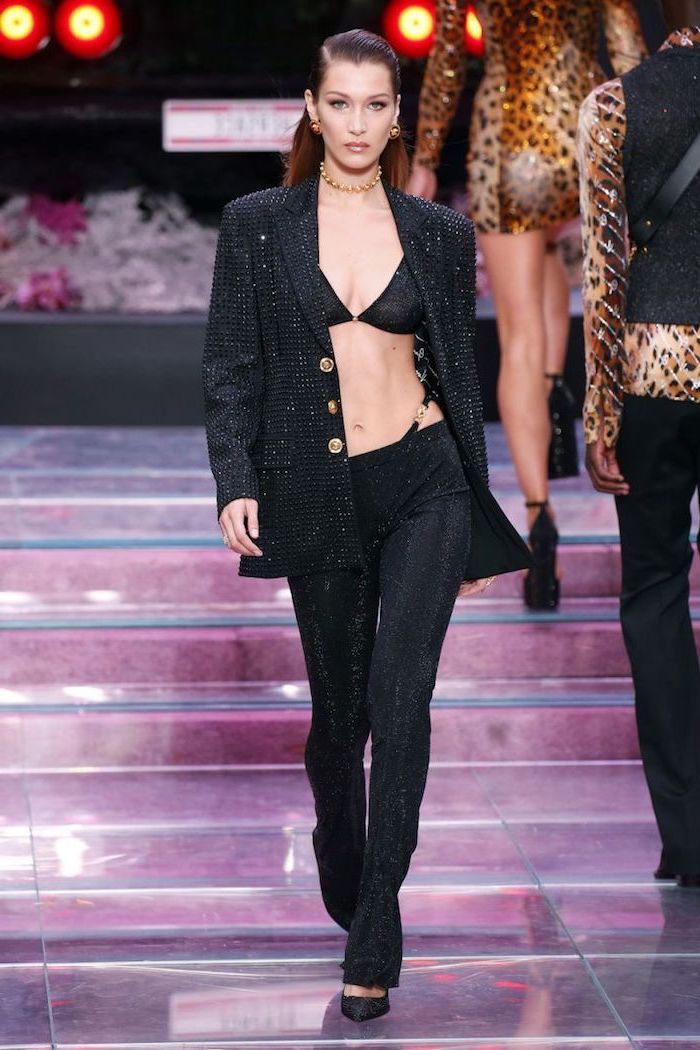 Tenue noire pantalon et veste brillante, tendance femme hiver 2019 2020 look hiver avec gros pull femme, Bella Hadid modèle femme beauté 