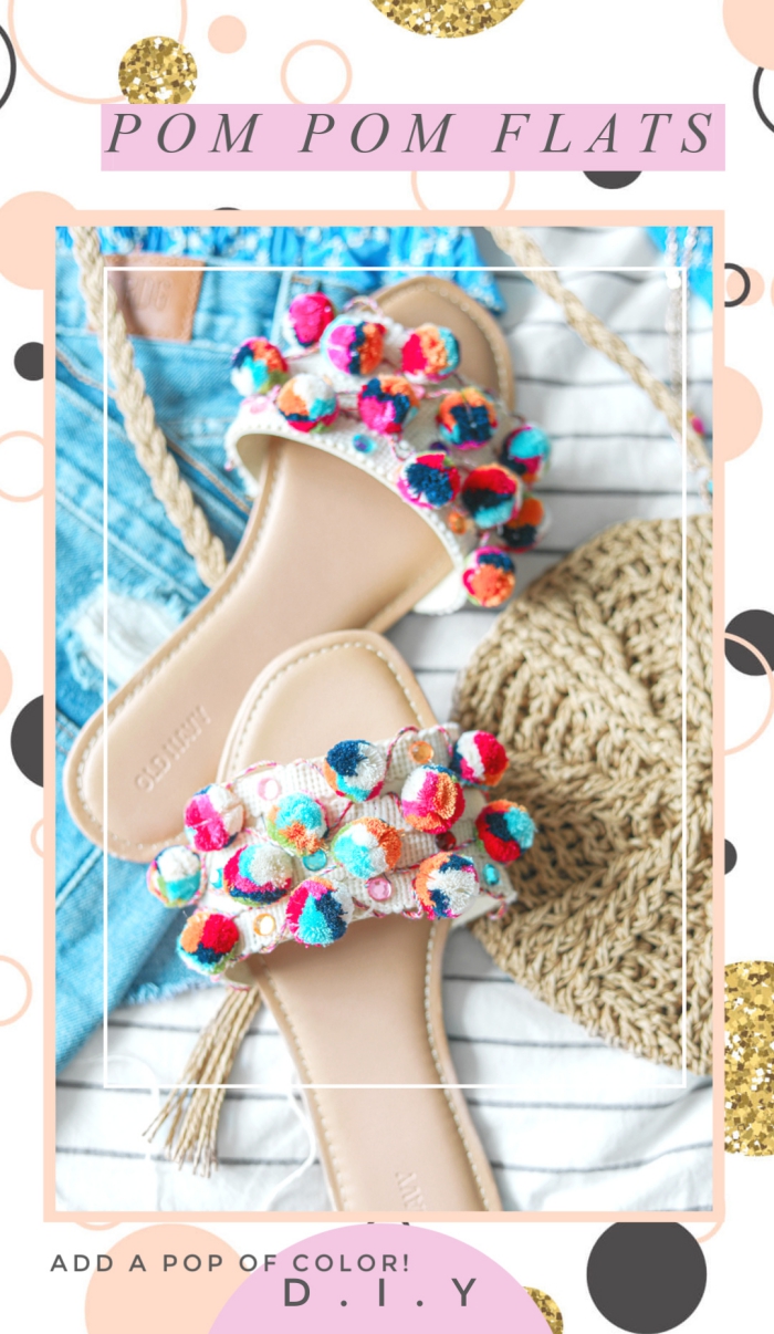 que faire des pompons en laine, idée comment personnaliser ses sandales, paire de sandales plates femme décorées avec pompons