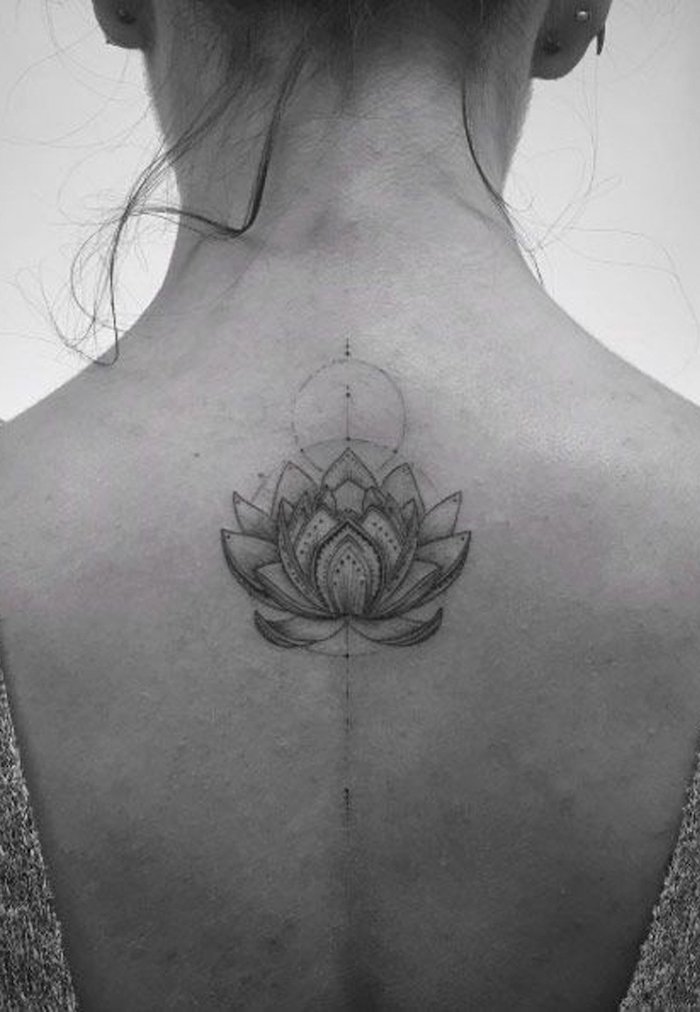 Dos de fille cheveux en chignon, dos tatouage géométrique lotus, symbole tatouage, fleur de lotus tatouage, idée inspiratrice