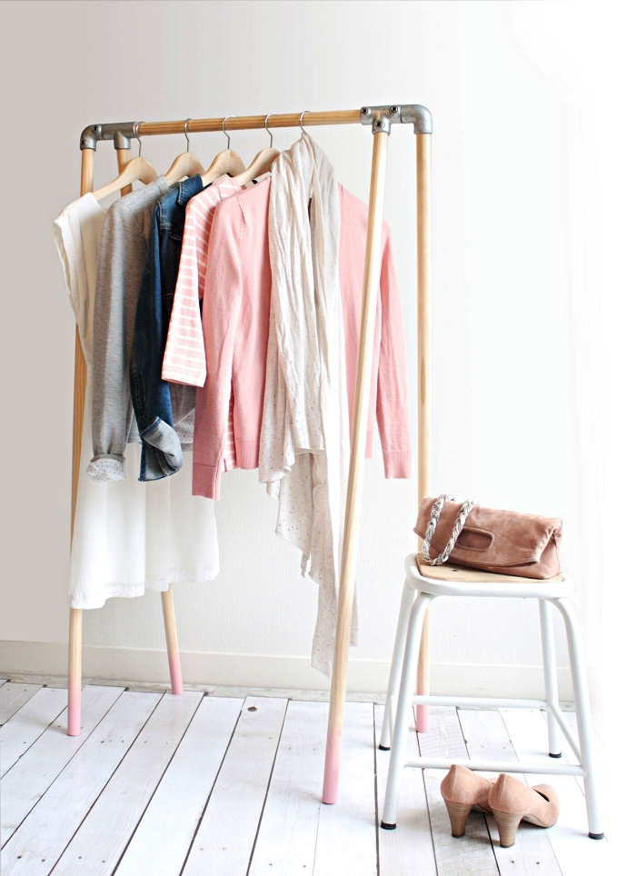 aménager un coin dressing dans sa chambre avec portant à vêtements en bois, idée pour faire un dressing minimaliste avec des poteaux bois et des coudes en métal