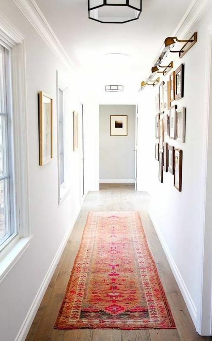Blanc mur couloir, tapis oriental long, couleur peinture pour couloir étroit, idée comment décorer