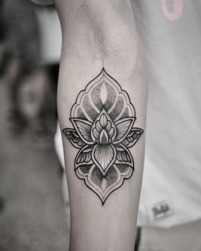 Tatouage symbole, quel tatouage choisir pour soi meme, main d'homme en t-shirt blanche, belle fleur graphique 