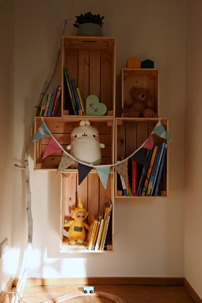 etagere originale pour la chambre d'enfant réalisée avec des caisses knagglig fixées au mur
