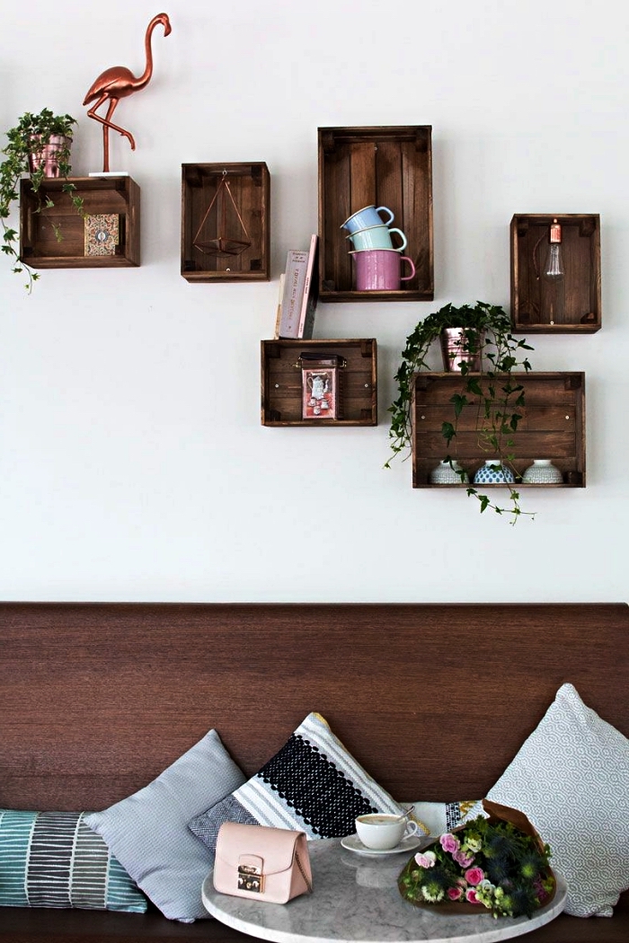 détourner une caisse knagglig ikea en etagere deco, étagères murales avec des caisses en bois verni d'aspect vintage