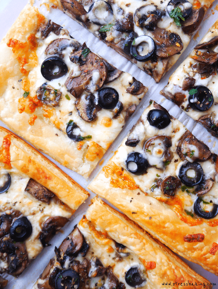 mini pizzas que faire avec pate feuilletée, tranches de tarte salé aux champignons, olives, fromages et herbes