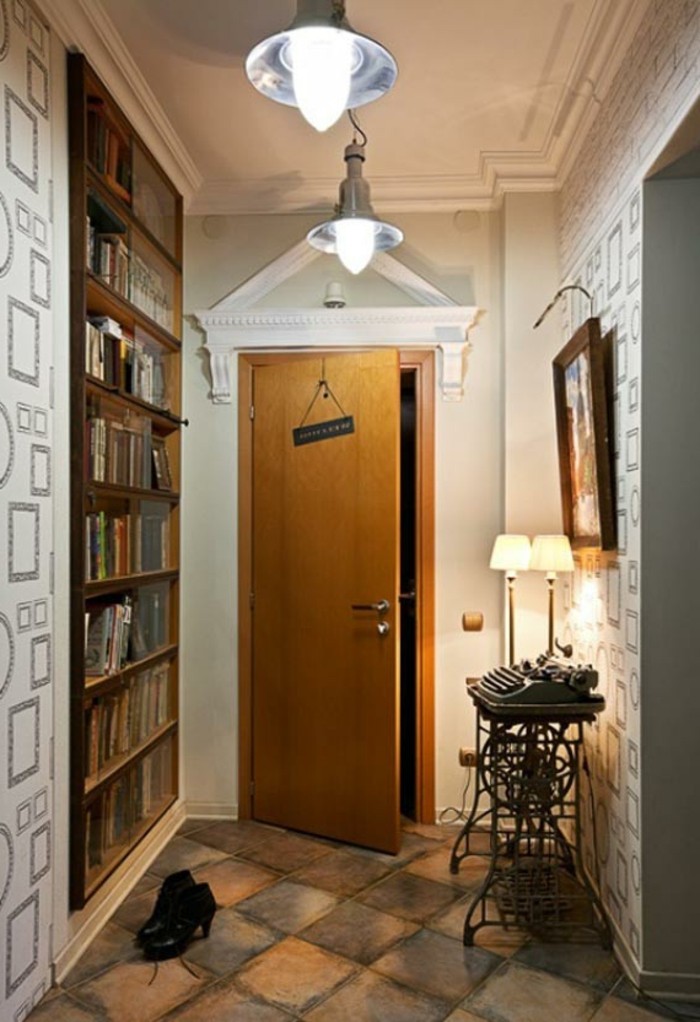 Bibliothèque dans l'entrée dans le mur, étagères ouvertes avec livres, idée déco petit couloir, peinture decorative photo