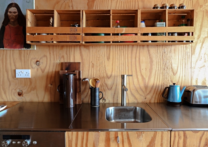 diy rangement pour la cuisine, une étagère de cuisine réalisée avec des cagettes en bois ikea knagglig