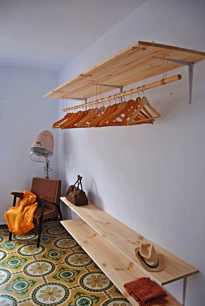 comment fabriquer un dressing ouvert, dressing aménagé tout au long du mur avec des étagères en bois et une barre suspendue