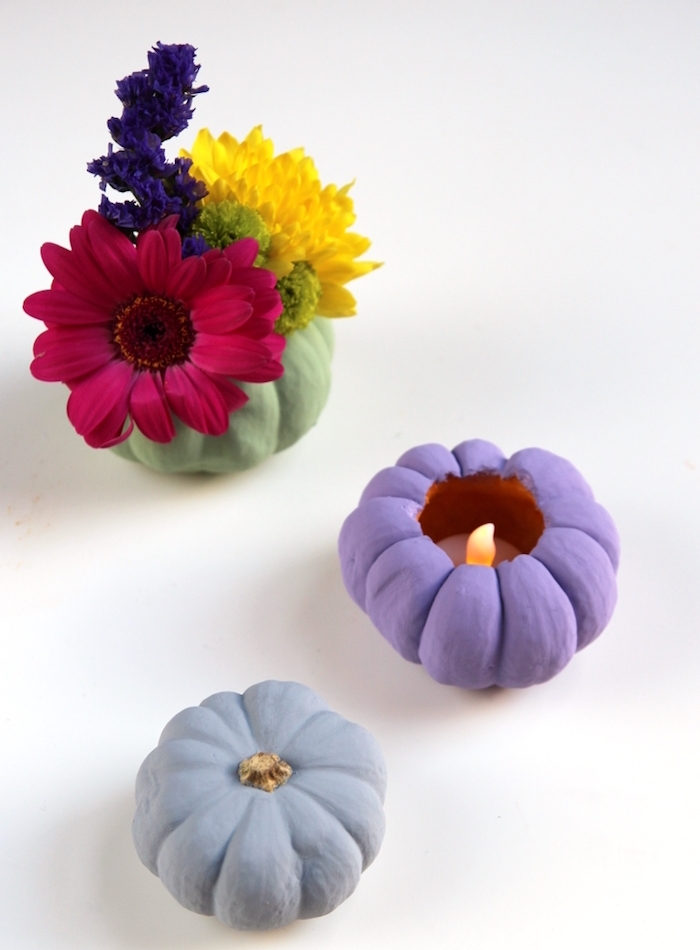 exemple de deco automne facile a faire avec des potirons décorés de peinture et vidés pour faire un photophore ou vase avec bouquet de fleurs à l intérieur