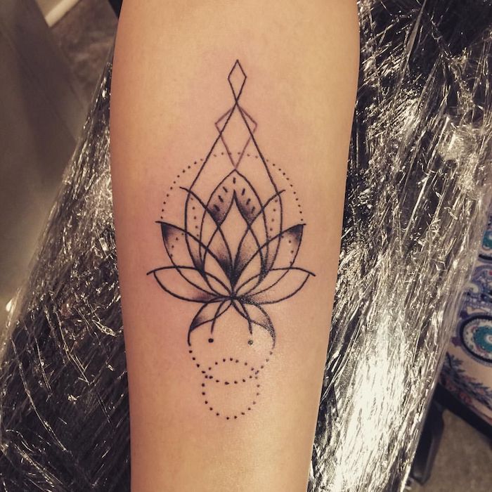 Simple tatouage thailandais, premier tatouage, idée tatou féminine, lignes géométriques pour former la fleur de lotus belle