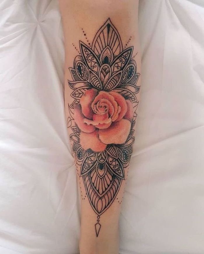 Rose et fleur de lotus dessin sur la peau, femme beauté dessin sur la peau, coloré fleur tatouage réaliste 