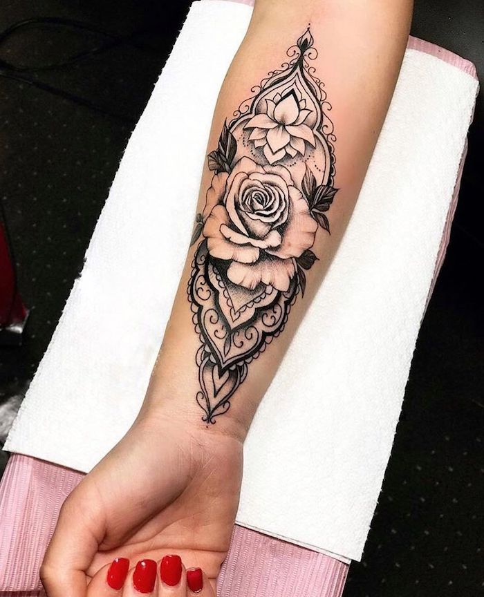 Rose au milieu d'un tatouage motif, dessin de fleur lotus en haut, tatouage femme avant bras, image tatouage thailandais dessin fleurie