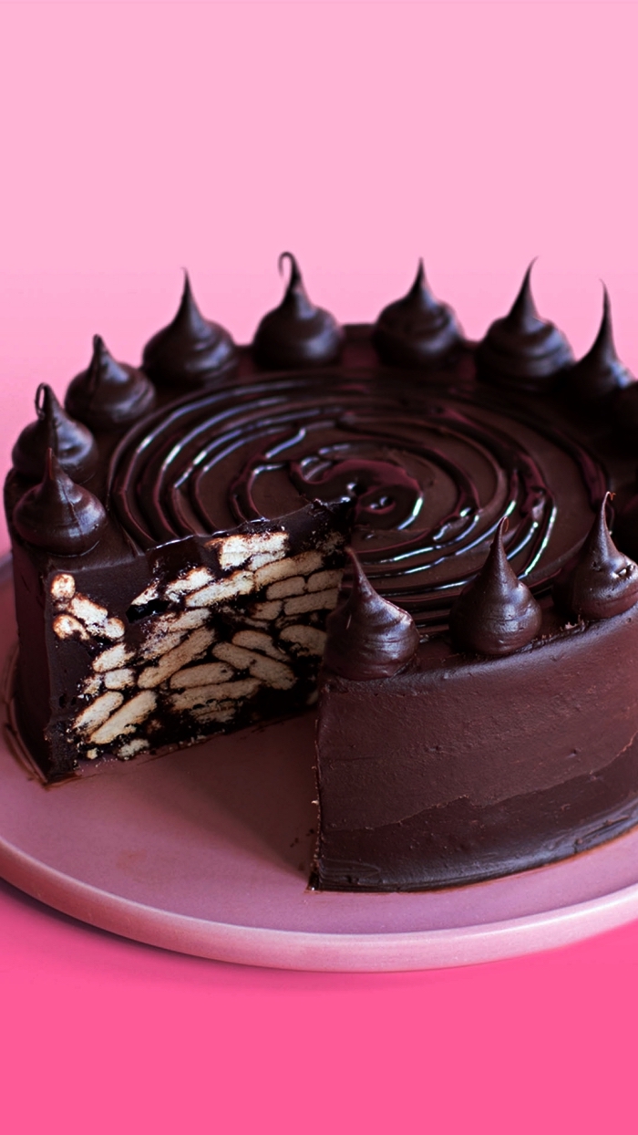 gâteau d'anniversaire aux biscuits et au chocolat, nappage chocolat, dessert facile et rapide et original qui ne nécessite pas de four