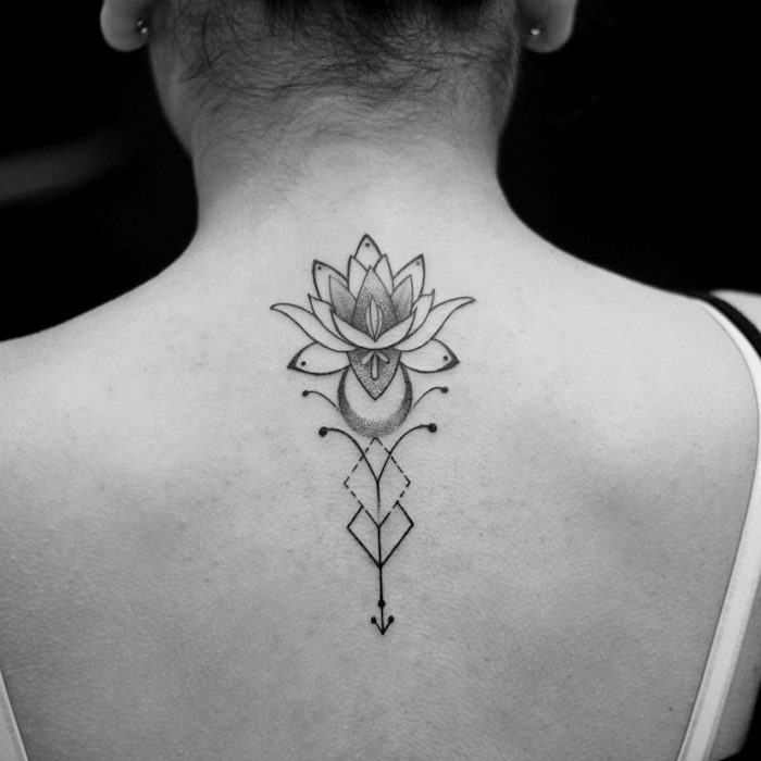 Modèle tatouage colonne vertebrale, tatouage symbolique fleur de lotus, géométrique motif à faire sur son dos