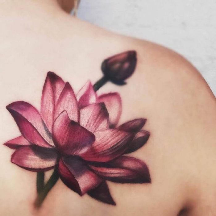 Dos tatouage fleur coloré, modele tatouage femme, les plus belles fleurs du monde, lotus réaliste dessin