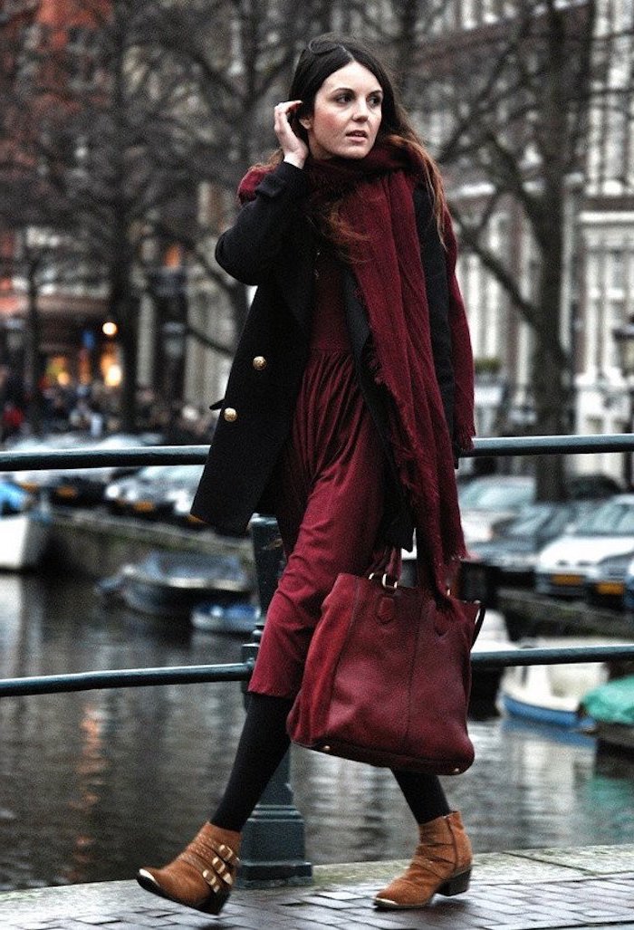 Bordeaux robe et manteau noir, Amsterdam photo femme, couleur tendance 2019, tendances automne hiver 2019 2020