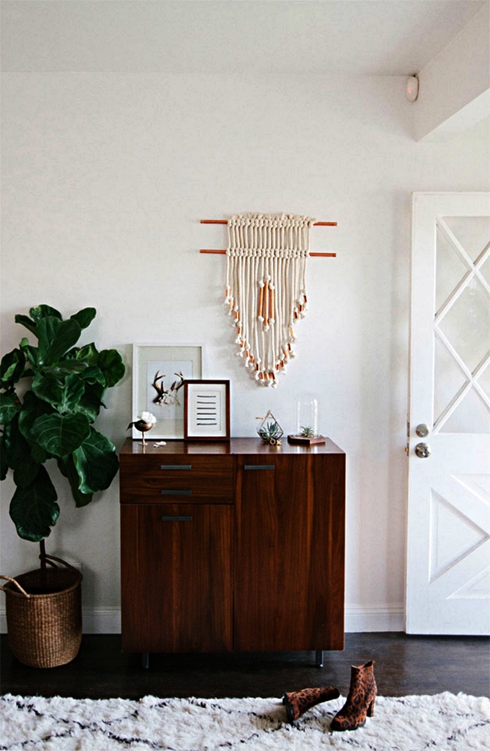 décoration bohème chic dans un hall d'entrée aménagé avec un meuble d'entrée en bois vintage et un tapis berbère