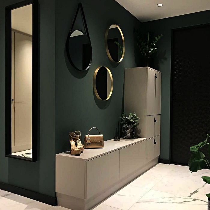aménagement entrée verte avec meuble de rangement ikea blanc et trois miroirs ronds, idée pour décorer une entrée avec miroirs