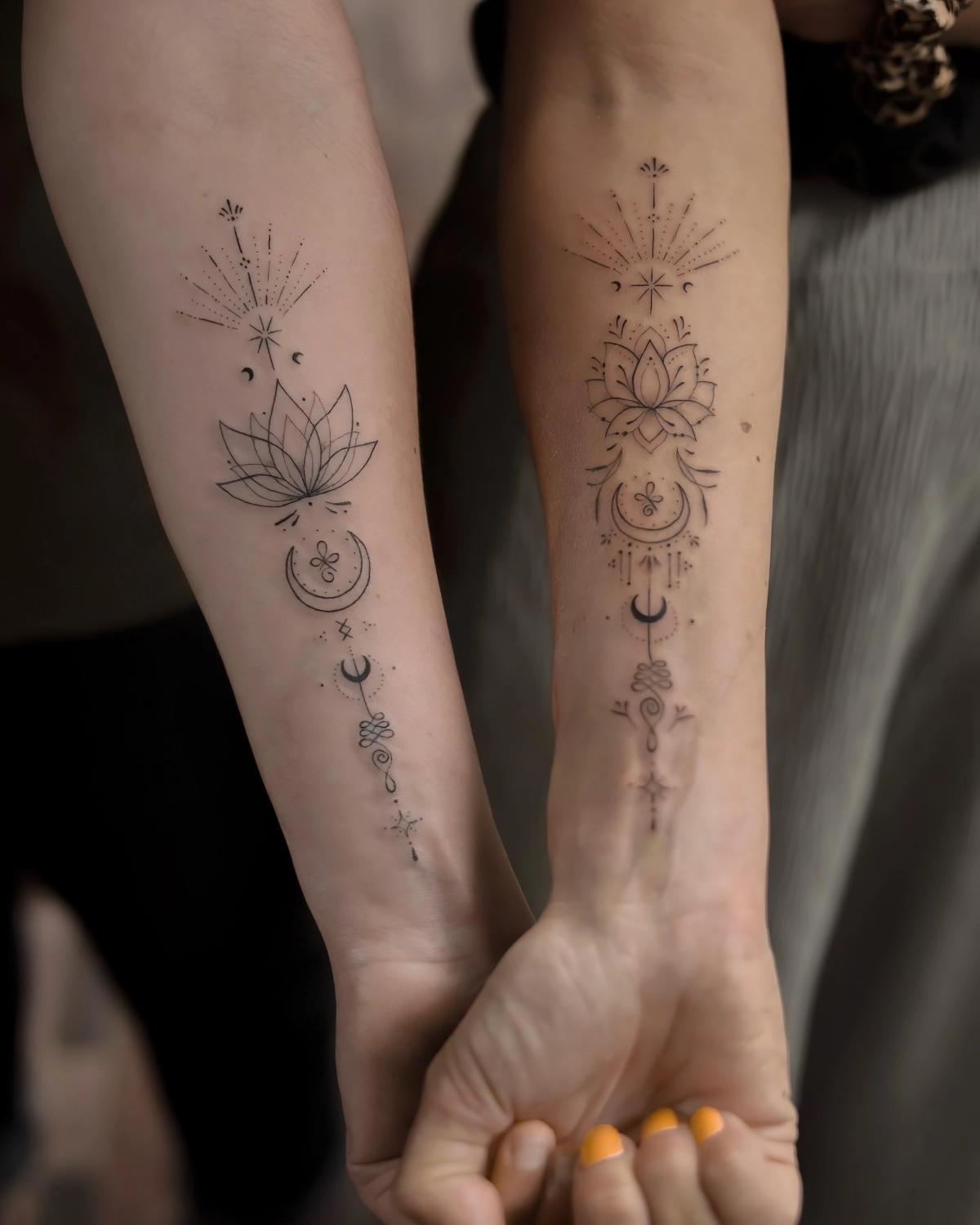 idee tatouage couple motifs mandala lotus manucure ongle orange vernis