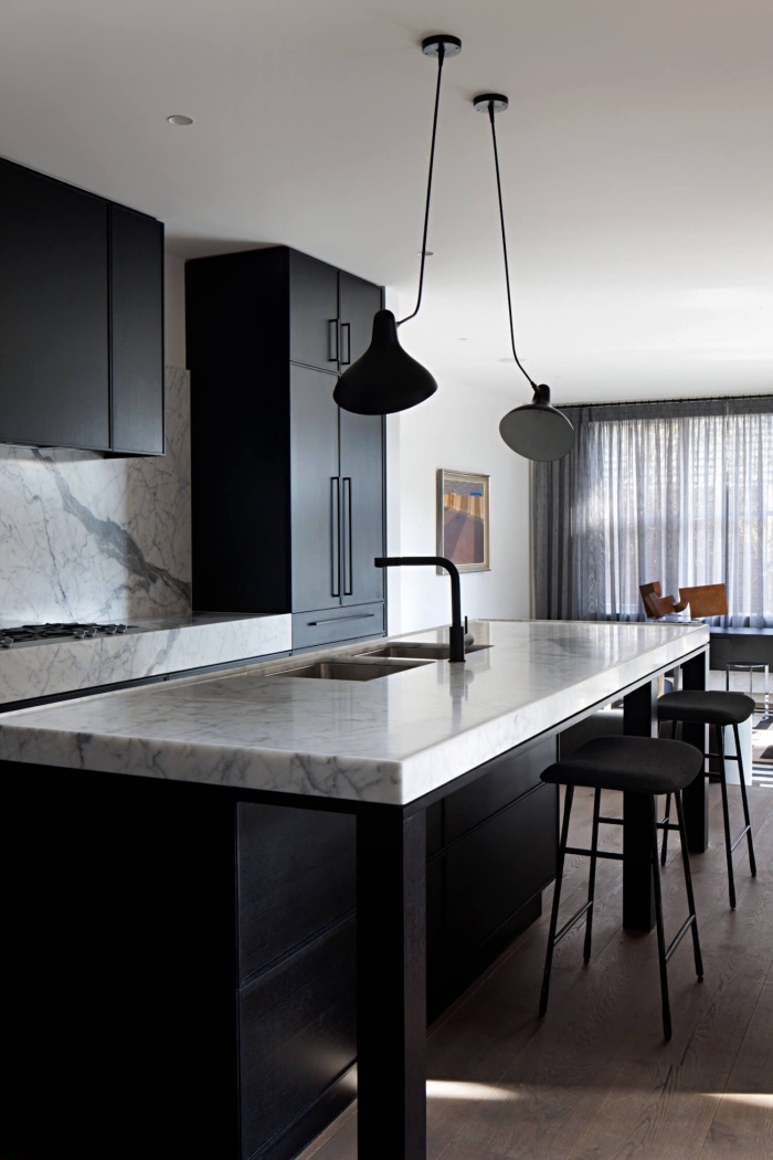 décoration cuisine noir et blanc, modèle de cuisine ouverte avec comptoir et crédence en marbre et meuble noir