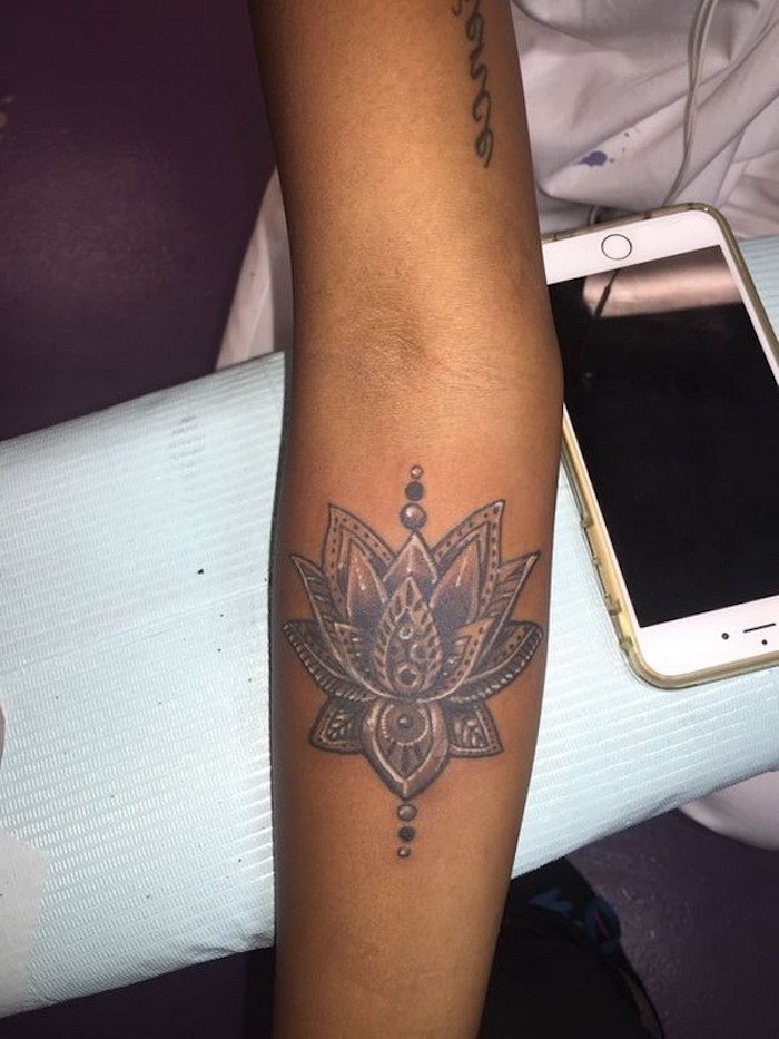 Gris et blanc pour un beau tatouage lotus, idée tatouage femme, dessin de fleur de lotus signification
