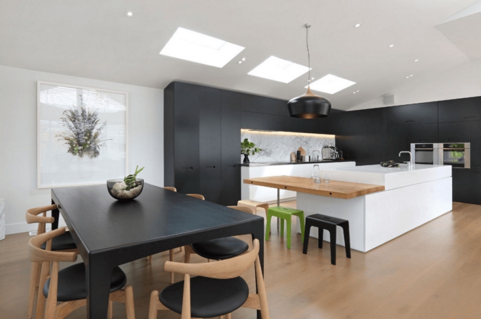 comment aménager une cuisine contemporaine ouverte avec îlot, décoration cuisine blanc et bois avec meubles en noir mat