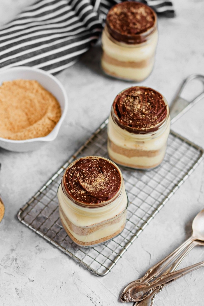 cheesecake au bocal à la crème vanille et chocolat sur une base sablée, gâteau éclair sans four en bocal, dessert facile et rapide et original