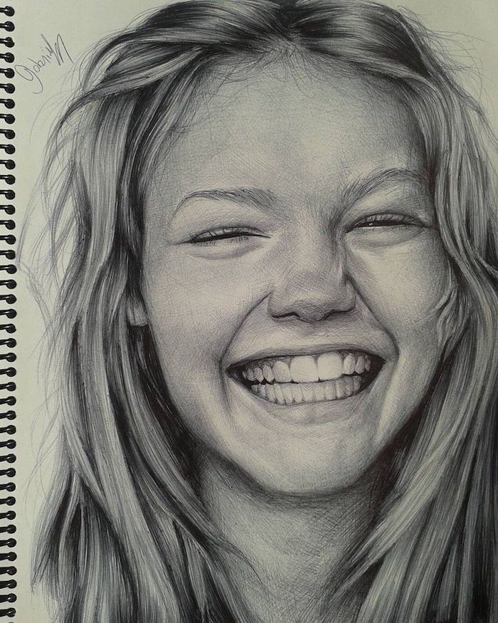 Dessin fille souriante, pratique pour devenir meilleur au dessin, comment faire le claire obscure au crayon 