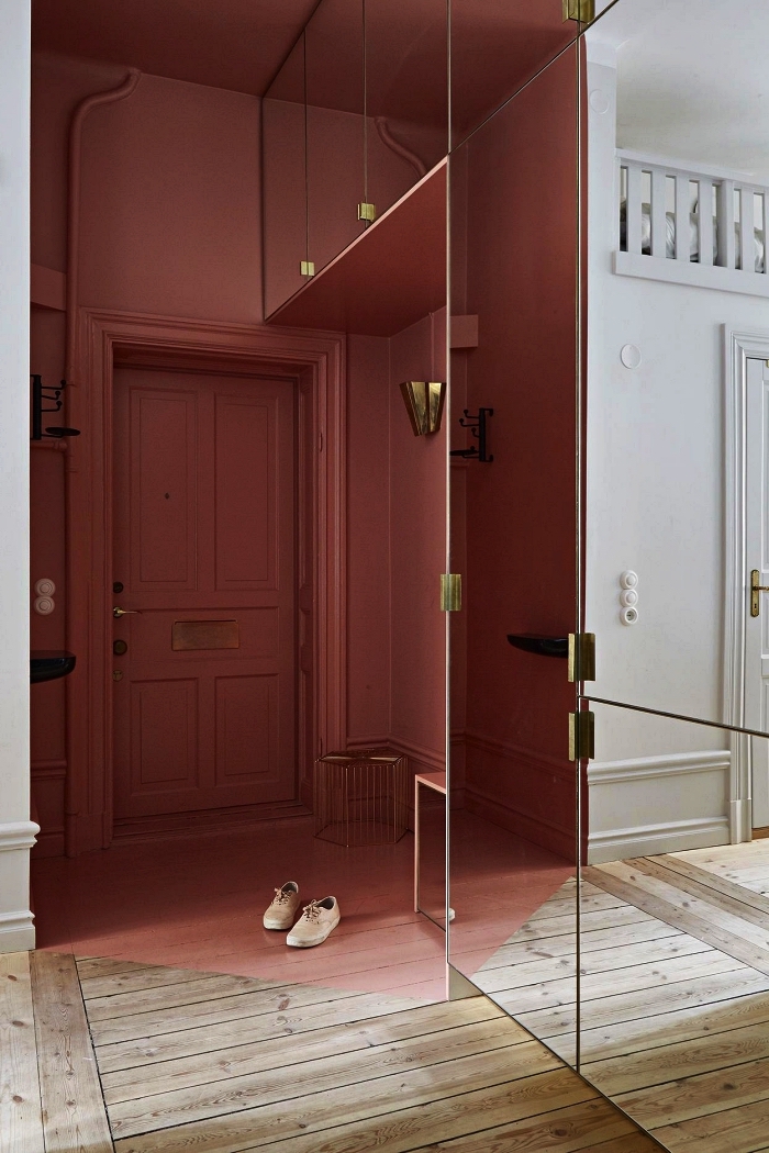 idée peinture couloir et entrée, entrée aux mures et porte peints dans le même couleur rose, placard d'entrée aux portes miroir