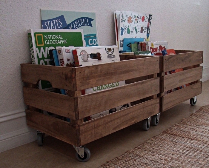 meuble de rangement ikea pour jouets et livres d'enfants, caisses en bois à roulettes transformées en coffres de rangement