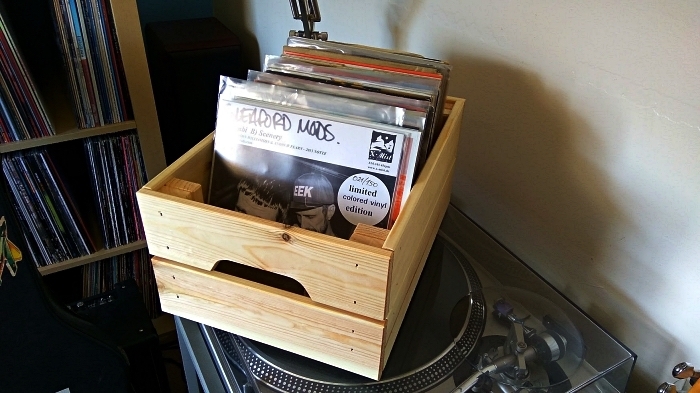 idée diy rangement pour vinyles, une caisse bois ikea détournée en rangement pour vinyles fonctionnel