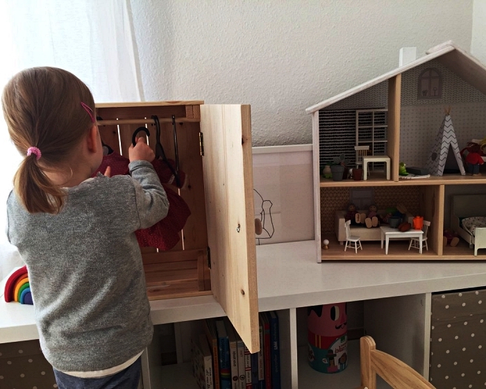 ikea boite rangement en pin transformée en placard pour poupées, idées de détournement de meuble ikea pour la chambre enfant