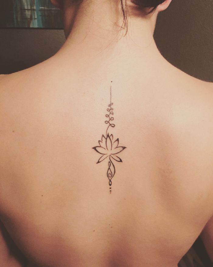 Dos femme cheveux courts, noire tatouage fleur de lotus, les plus beaux tatouages du monde
