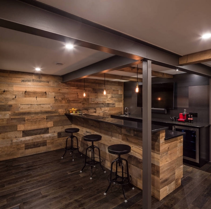 comment aménager une cuisine foncée avec murs en bois, revêtement mural en planche de bois brut dans une cuisine contemporaine