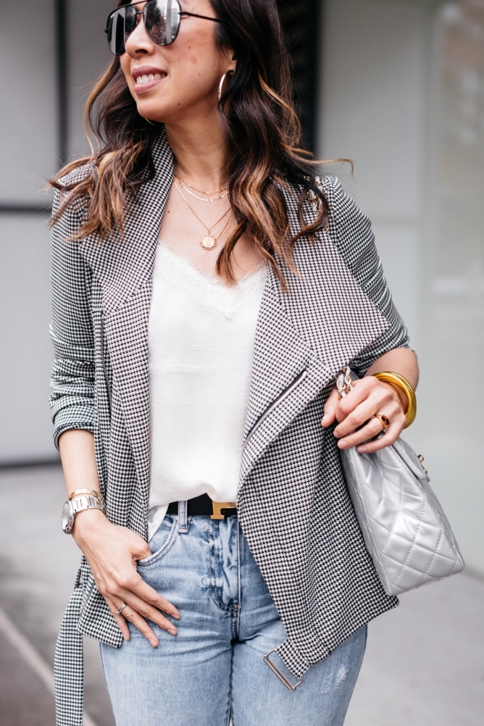 jeans-clairs-blouse-blanche-veste-pied-de-poule-en-blanc-et-noir-styleofsam-sac-à-main-gris-clair-montre-argent exemple de tenue chic femme en jeans clairs avec ceinture noire, modèle de blouse blanche avec col transparent