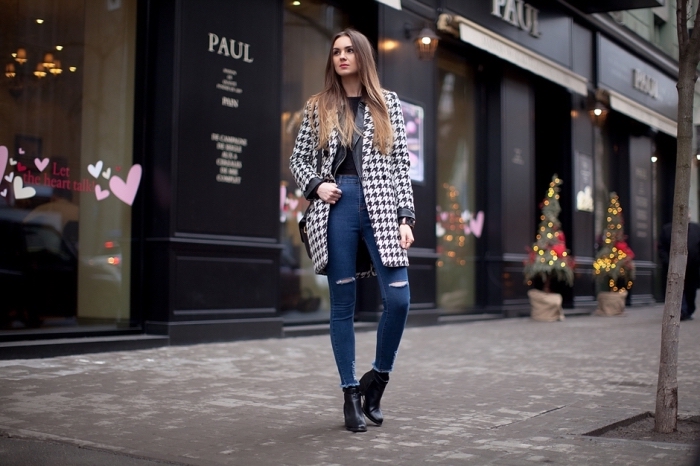 jeans-déchirés-femme-slim-taille-haute-blouse-noire-tendance-automne-hiver-2019-2020-fashion-agony-manteau-pied-de-poule-blanc-et-noir look stylé femme en jeans foncés combinés avec chemise noire et bottines haute cuir noir, modèle manteau pied de poule