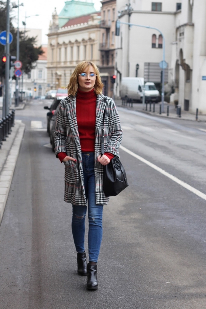 vision chic femme en jeans slim clair combiné avec pull rouge et blazer à pied de poule motif tendance 2019