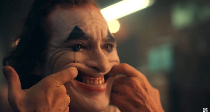 Quatre mois après sa première bande annonce, Joker de Todd Phillips avec Joaquin Phoenix dévoile un second trailer haut en couleurs
