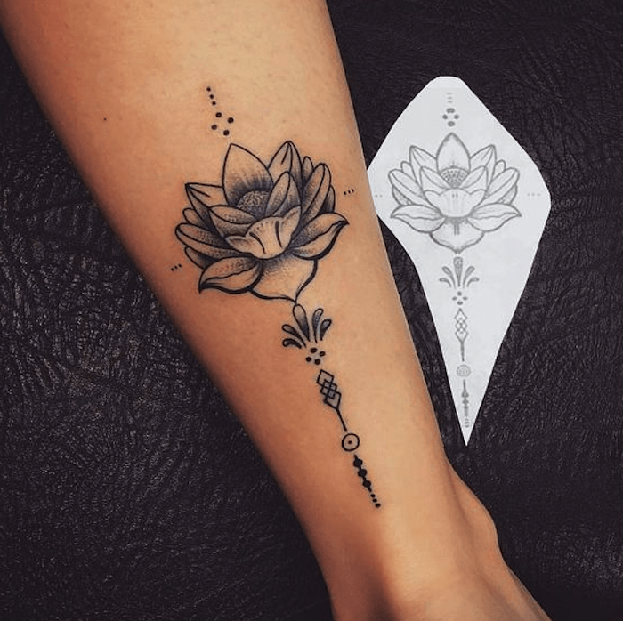 Dessin et réalisation en tatouage, idée comment se tatouer, femme dessin fleur de lotus tatouage, idée comment se tatouer