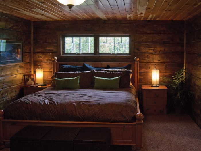 aménagement chambre de style rustique avec revêtement murs et plafond en planches de bois, déco chambre en bois foncé