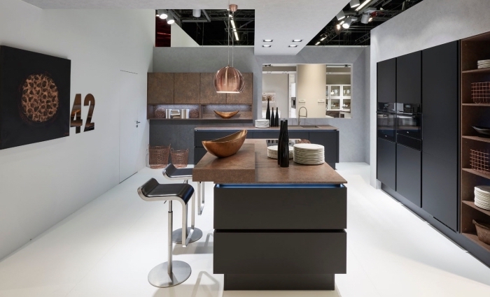 exemple cuisine noir et blanc avec accents en pierre naturelle et métal, design intérieur contemporain dans une cuisine avec îlot