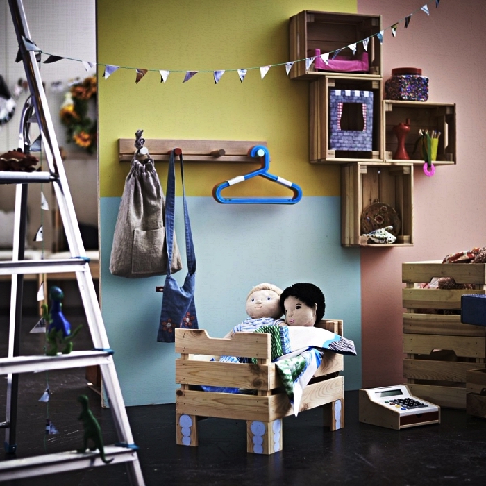 un lit pour poupée en caisse bois ikea, idées de meubles de rangement pour la chambre d'enfant réalisés avec la caisse knagglig