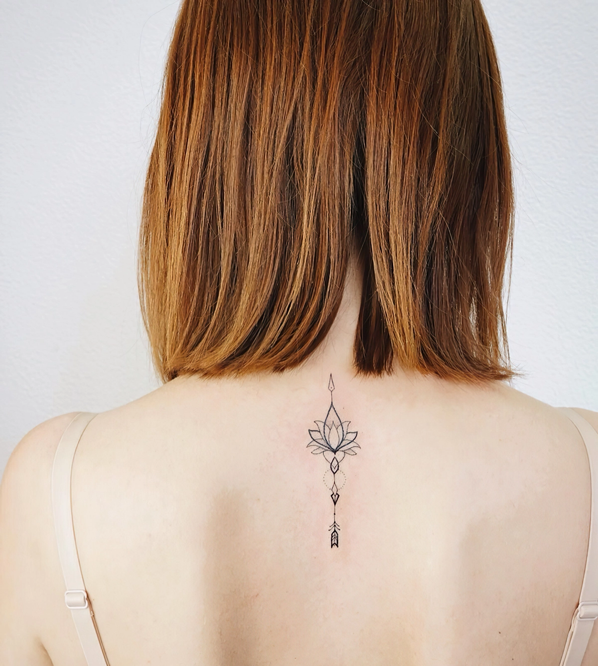 lotus tatouage nuque femme coupe cheveux carre meches cuivre
