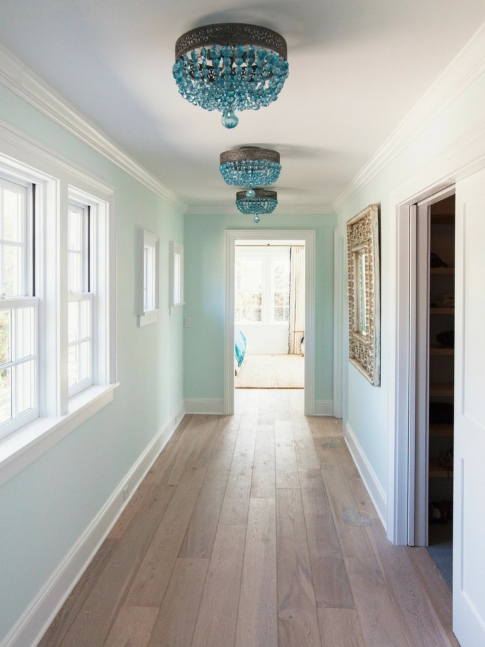 Lustre bleu, peinture couloir long et étroit, élargir son couloir, bleu claire mur 
