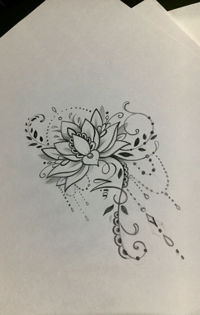 Photo de dessin magnifique avec beaucoup de détails, tatouage colonne vertebrale femme, tatouage fleur de lotus
