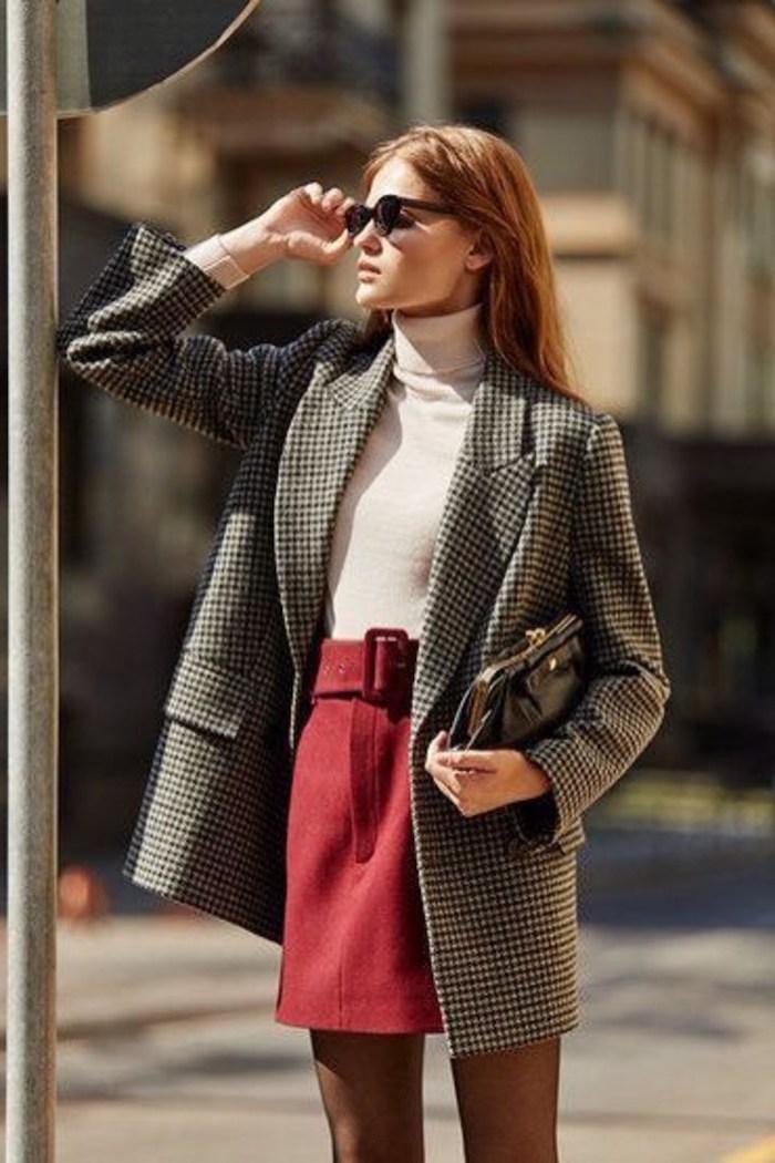 Veste carrée et jupe rouge courte, lunettes de soleil rondes, couleur tendance 2019, femme stylée comment s'habiller