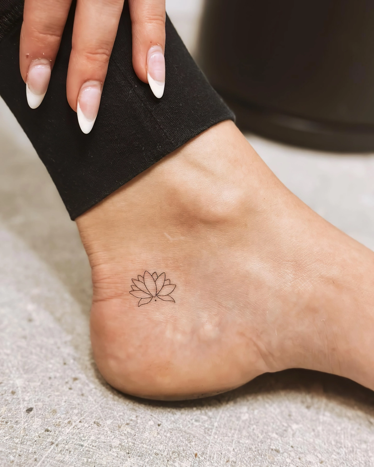 manucure french ongles tatouage fleur de lotus minimaliste pied