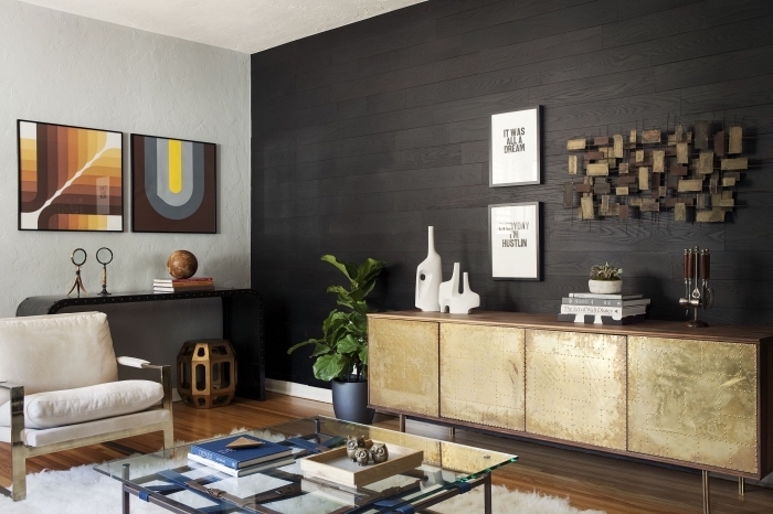 habiller un mur en panneaux de bois noirs, aménagement de salon avec parquet bois laqué et meubles à finition métal